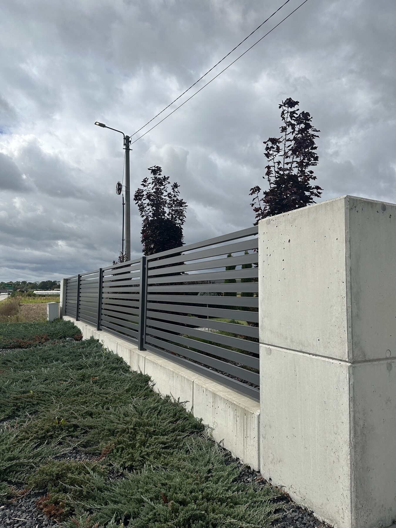 Ogrodzenie lamelowe na podmurówce betonowej
